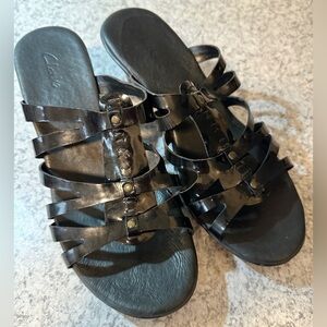 Clark’s | Women’s Black Strappy Patent Leather Slip-on Sandals, size 10M